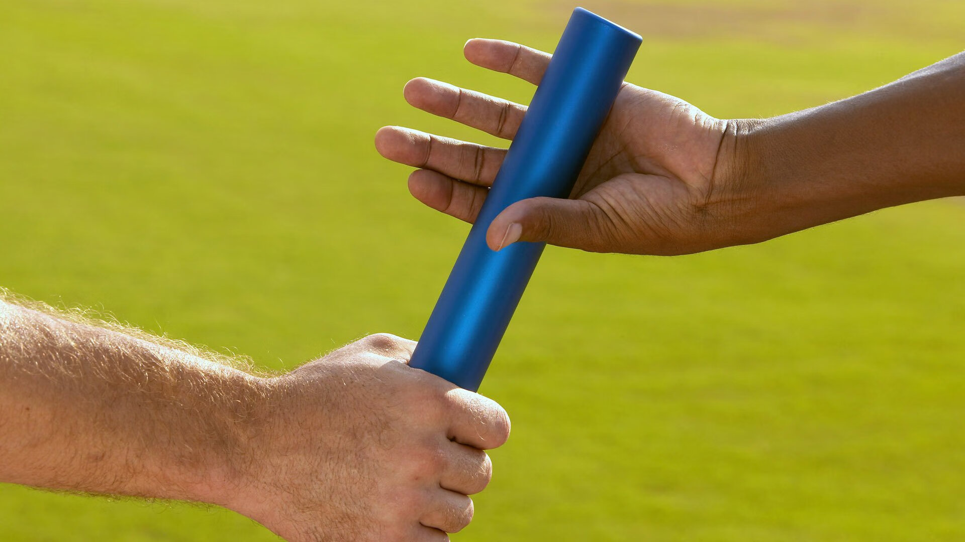 绿茵场与篮球馆的平行叙事，当德甲争冠战遇见灰熊斩落尼克斯